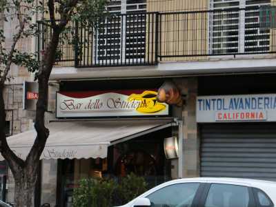 Pi� avanti sull�isolato seguente si trova il bar che d� il �soprannome� alla zona, storico punto di ritrovo anche notturno per i giovani baresi. �Ho rilevato l�attivit� 37 anni fa � ci racconta la proprietaria � e all�epoca il locale si chiamava gi� �dello studente�, per via della massiccia presenza di istituti scolastici in questa zona�